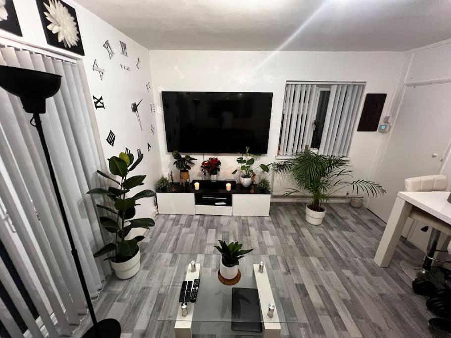 1-Bed Flat With Fast Wi-Fi In Prime Location 15Mins From Central ลอนดอน ภายนอก รูปภาพ